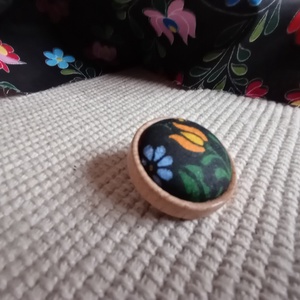  Matyó mintás dísz kitűző,matyó ékszer,folklór textil ékszer,magyaros ékszer,Hungarian folk jewellery - ékszer - kitűző és bross - Meska.hu