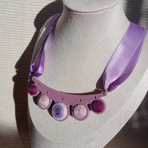 Lila faalapra fonaldíszítéssel készült nyaklánc, textilékszer, faékszer, Ékszer, Nyaklánc, Medálos nyaklánc, Ékszerkészítés, MESKA