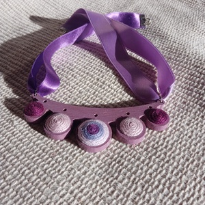 Lila faalapra fonaldíszítéssel készült nyaklánc, textilékszer, faékszer - ékszer - nyaklánc - medálos nyaklánc - Meska.hu