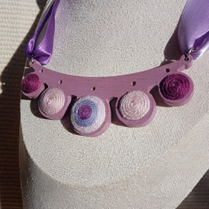 Lila faalapra fonaldíszítéssel készült nyaklánc, textilékszer, faékszer - ékszer - nyaklánc - medálos nyaklánc - Meska.hu