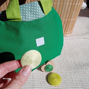 Sötétzöld Pöttyös Randi táska változtatható díszelemmel, alkalmi kistáska - táska & tok - kézitáska & válltáska - kézitáska - Meska.hu