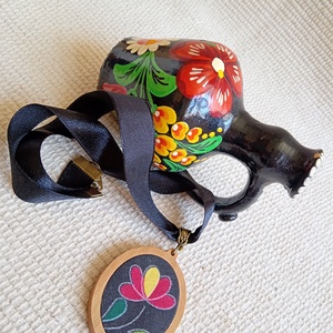 Matyós textil nyaklánc faalapban, matyós folklór nyaklánc - Meska.hu