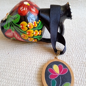 Matyós textil nyaklánc faalapban, matyós folklór nyaklánc - ékszer - nyaklánc - medálos nyaklánc - Meska.hu