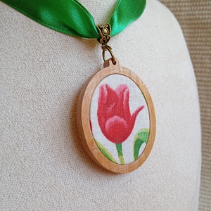 Tulipános textil ékszer faalapban, magyaros ékszer, folklór ékszer - Meska.hu