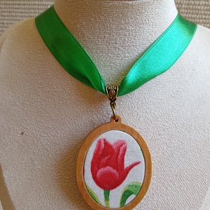 Tulipános textil ékszer faalapban, magyaros ékszer, folklór ékszer - ékszer - nyaklánc - medálos nyaklánc - Meska.hu