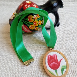 Tulipános textil ékszer faalapban, magyaros ékszer, folklór ékszer - ékszer - nyaklánc - medálos nyaklánc - Meska.hu