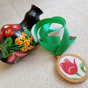 Tulipános textil ékszer faalapban, magyaros ékszer, folklór ékszer - ékszer - nyaklánc - medálos nyaklánc - Meska.hu