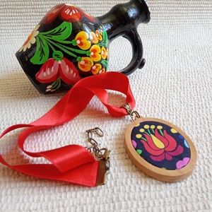 Piros matyós textil nyaklánc faalapban, matyós folklór nyaklánc - Meska.hu