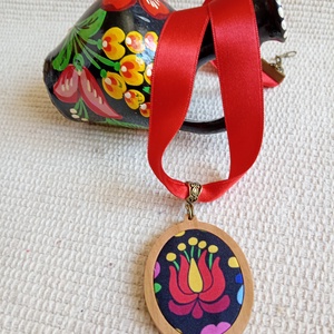 Piros matyós textil nyaklánc faalapban, matyós folklór nyaklánc - ékszer - nyaklánc - medálos nyaklánc - Meska.hu