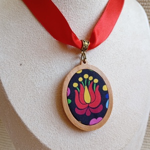 Piros matyós textil nyaklánc faalapban, matyós folklór nyaklánc - ékszer - nyaklánc - medálos nyaklánc - Meska.hu