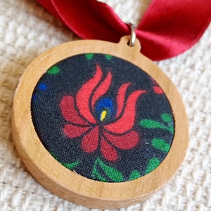 Magyaros nyaklánc, textil-fa matyós nyaklánc,matyó ékszer,folklór textil ékszer,magyaros nyaklánc,magyar népviselet - ékszer - nyaklánc - hosszú nyaklánc - Meska.hu
