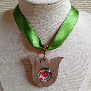 Tulipános nyaklánc, textil-fa matyós nyaklánc,matyó ékszer,folklór textil ékszer,magyaros nyaklánc,magyar népviselet - ékszer - nyaklánc - medálos nyaklánc - Meska.hu