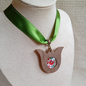 Tulipános nyaklánc, textil-fa matyós nyaklánc,matyó ékszer,folklór textil ékszer,magyaros nyaklánc,magyar népviselet - ékszer - nyaklánc - medálos nyaklánc - Meska.hu
