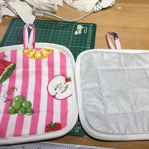 Edényfogó, Otthon & Életmód, Konyhafelszerelés, tálalás, Konyhai textil, Edényfogó & Edényfedő, Patchwork, foltvarrás, Magenta színű csíkok, és szép gyümölcsös minta dísziti, a hát oldalán hővisszaverő anyag van, minde..., MESKA