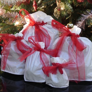 Cherryland Design 5 Darabos Fehér selyem  Karácsonyi ajándék zsák szett. - karácsony - karácsonyi ajándékozás - karácsonyi ajándékcsomagolás - Meska.hu