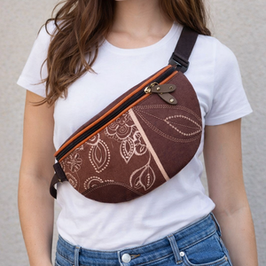 Nagy méretű testtáska, barna alapon hímzett virágokkal és levelekkel díszítve, Táska & Tok, Övtáska, Varrás, Divatos testtáska nagyon szép hímzéssel díszítve. Mellkason átvetve hordható partitáska, minden fon..., MESKA