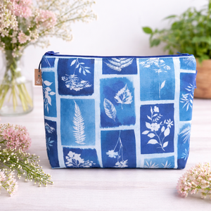 Kék neszeszer viráglenyomatokkal díszítve, Táska & Tok, Neszesszer, Varrás, MESKA