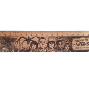 STRANGER THINGS IHLETTE FA VONALZÓ  GRAVÍROZOTT KÉZMŰVES DARAB - otthon & életmód - papír, írószer - ceruza & toll - Meska.hu