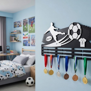 Egyedi Focis Éremtartó – Névre Szóló Dekoráció Bajnokoknak, Otthon & Életmód, Dekoráció, Fali és függő dekoráció, Éremtartó, Gravírozás, pirográfia, Varázsold különlegessé a fiatal focista szobáját ezzel az elegáns, kétrétegű HDF falemezből készült..., MESKA