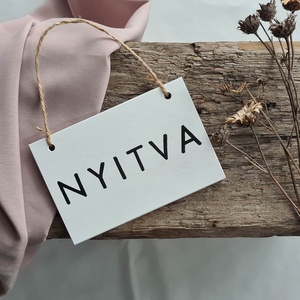 Kicsi fehér nyitva-zárva tábla, Otthon & Életmód, Dekoráció, Fali és függő dekoráció, Falra akasztható dekor, Famegmunkálás, MESKA