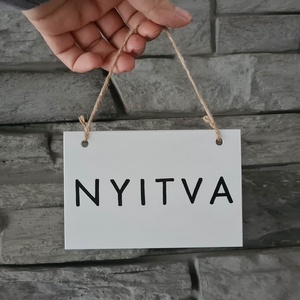 Kicsi fehér nyitva-zárva tábla - otthon & életmód - dekoráció - fali és függő dekoráció - falra akasztható dekor - Meska.hu