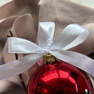 Névre írt fényes piros karácsonyi gömb  - karácsony - karácsonyi lakásdekoráció - karácsonyfadíszek - Meska.hu