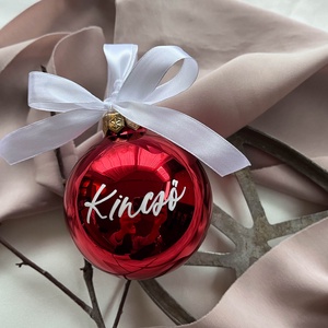 Névre írt fényes piros karácsonyi gömb  - karácsony - karácsonyi lakásdekoráció - karácsonyfadíszek - Meska.hu