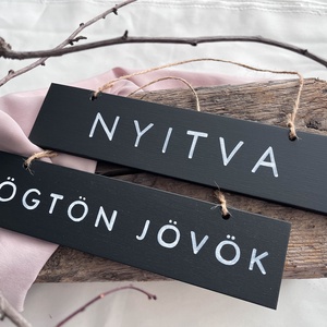 Fekete nyitva-zárva és rögtön jövök tábla párban, Otthon & Életmód, Dekoráció, Ajtó- és ablak dekoráció, Ajtótábla, Famegmunkálás, MESKA