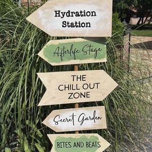 Irányjelző tábla esküvőre, Esküvő, Dekoráció, Gyertya & Gyertyatartó, Famegmunkálás, Irányjelző tábla esküvőre. 

Amennyiben állványrúddal együtt szeretnéd, a mérete miatt a foxpostos ..., MESKA