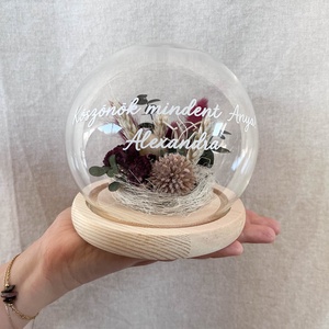 Anyák napi ajándék üvegbúra édesanyáknak, nagymamáknak, Otthon & Életmód, Virágdekoráció, Virágdíszek, Asztali virágdísz, Virágkötés, Anyák napi ajándék üvegbúra édesanyáknak, nagymamáknak. A fatalpon álló üvegbúrába különféle száraz..., MESKA