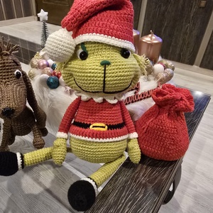 Horgolt Grincs kiskutyussal és puttonnyal - karácsony - karácsonyi lakásdekoráció - karácsonyfa, grincsfa - Meska.hu