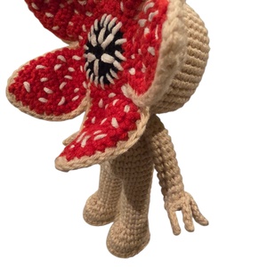 Horgolt Demogorgon figura - játék & sport - plüssállat & játékfigura - más figura - Meska.hu