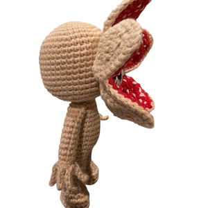 Horgolt Demogorgon figura - játék & sport - plüssállat & játékfigura - más figura - Meska.hu