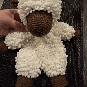 Horgolt plüss alvó bárányka - baba - mama - baba játékok - szundikendő, alvóka - Meska.hu