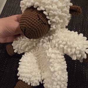 Horgolt plüss alvó bárányka - baba - mama - baba játékok - szundikendő, alvóka - Meska.hu