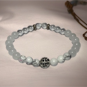 Theta ásványkarkötő - béke - howlit, fehér jáde, hegyikristály, Ékszer, Karkötő, Ásványkarkötő, Gyöngyfűzés, gyöngyhímzés, Ékszerkészítés, MESKA