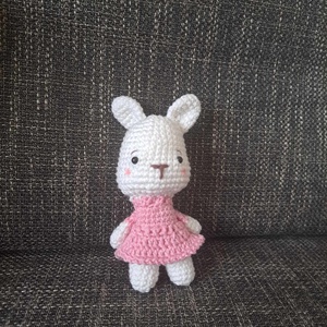 Nyuszi ruhában amigurumi figura - játék & sport - plüssállat & játékfigura - nyuszi - Meska.hu