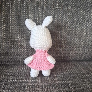 Nyuszi ruhában amigurumi figura - játék & sport - plüssállat & játékfigura - nyuszi - Meska.hu