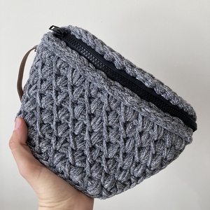 Horgolt övtáska 100% újrahasznosított zsinórfonalból, bőr crossbody pánttal - táska & tok - övtáska - Meska.hu