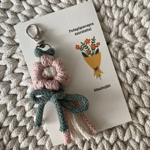 Virágos kulcstartó, táskadísz pedagógusnap kártyával egyedi színekben, Táska & Tok, Kulcstartó & Táskadísz, Kulcstartó, Csomózás, MESKA