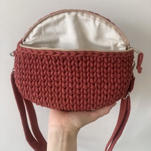 Horgolt övtáska bordó színben 100% újrahasznosított zsinórfonalból - táska & tok - övtáska - Meska.hu