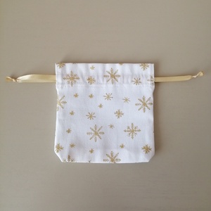Fehér alapon aranyszínű, csillogó, hópehely mintás vászon ajándék zsákocska - karácsony - karácsonyi ajándékozás - karácsonyi ajándékcsomagolás - Meska.hu