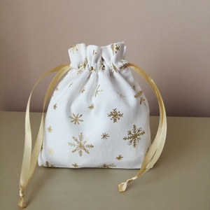 Fehér alapon aranyszínű, csillogó, hópehely mintás vászon ajándék zsákocska, Karácsony, Karácsonyi ajándékozás, Karácsonyi ajándékcsomagolás, Varrás, MESKA