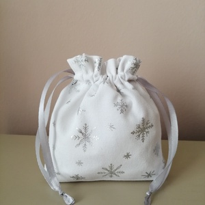 Fehér alapon ezüstszínű, csillogó, hópehely mintás vászon ajándék zsákocska, Karácsony, Karácsonyi ajándékozás, Karácsonyi ajándékcsomagolás, Varrás, MESKA