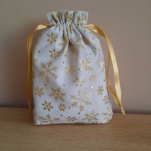 Natúr alapon aranyszínű, csillogó, hópehely mintás vászon ajándékzsák, Karácsony, Karácsonyi ajándékozás, Karácsonyi ajándékcsomagolás, Varrás, MESKA