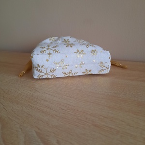 Natúr alapon aranyszínű, csillogó, hópehely mintás vászon ajándékzsák - karácsony - karácsonyi ajándékozás - karácsonyi ajándékcsomagolás - Meska.hu