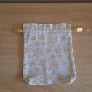 Natúr alapon aranyszínű, csillogó, hópehely mintás vászon ajándékzsák - karácsony - karácsonyi ajándékozás - karácsonyi ajándékcsomagolás - Meska.hu