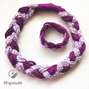 Püspöklila és lila virágos pólófonalból fonott nyaklánc karkötővel. - ékszer - ékszerszett - Meska.hu