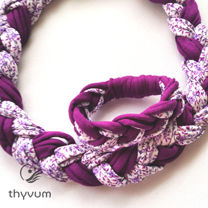Püspöklila és lila virágos pólófonalból fonott nyaklánc karkötővel. - ékszer - ékszerszett - Meska.hu