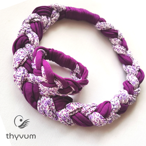 Püspöklila és lila virágos pólófonalból fonott nyaklánc karkötővel. - ékszer - ékszerszett - Meska.hu